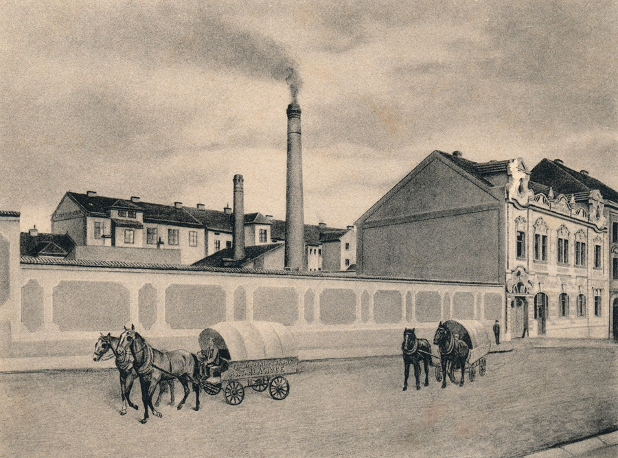 První parní pekárna Antonína Hlasivce kolem roku 1905. Pohled z tehdejší Libušiny ulice, současné Marie Cibulkové.