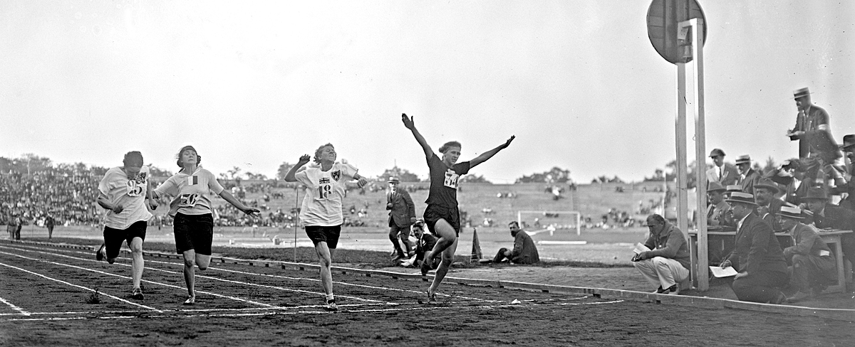 - První ročník Ženských světových her se odehrál roku 1922 v Paříži. Marie Mejzlíková II na nich vyhrála závod na 60 metrů. Na snímku právě předvádí svůj proslavený skok do cíle, kvůli němuž byla přirovnávána k americkému sprinterovi Charlesi Paddockovi.
