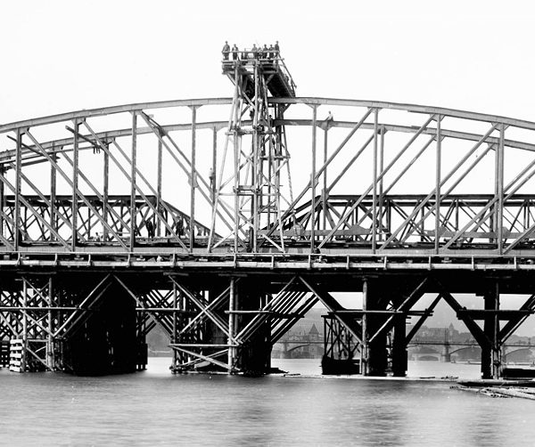 Výměna železničního mostu pod Vyšehradem – Část druhá: Ocel v pohybu