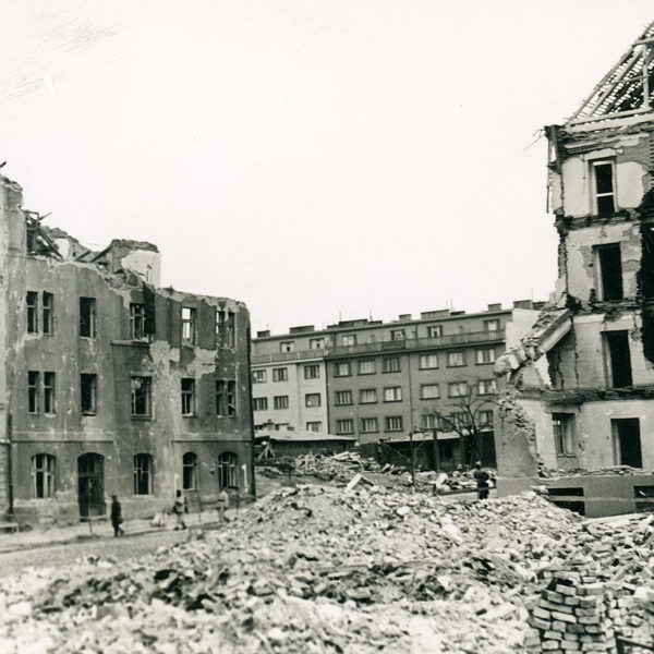 Vzpomínky na bombardování Prahy 14. února 1945 ve 12.30 hod.