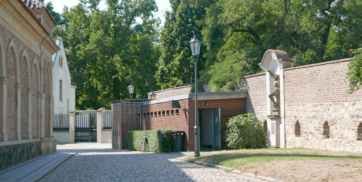 Vyšehrad – záchody, socha sv. Šebestiána